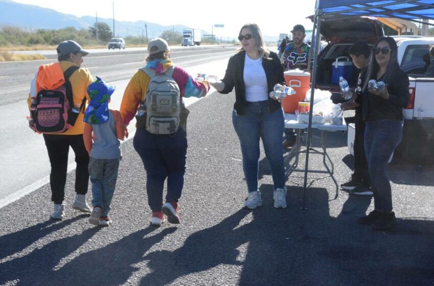  Regalan alimentos a los peregrinos que caminan al Santuario de San Judas