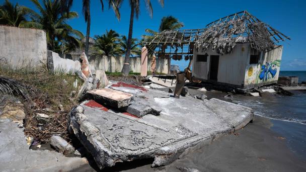  "El mar se tragó mi casa y mi restaurante": pescador de Alvarado, Veracruz