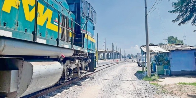  Bloqueo a tren en Puebla detiene insumos plásticos