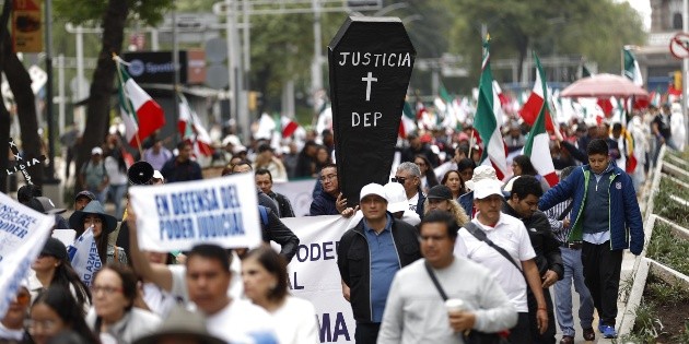  Trabajadores del Poder Judicial protestan en el primer día de la nueva presidencia