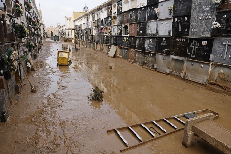 Vista de un cementeiro en Catarroja (Valencia), tras las inundaciones de la dana. 