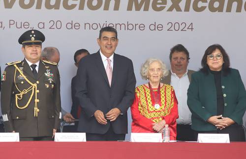  Elena Poniatowska recibe la Medalla Carmen Serdán