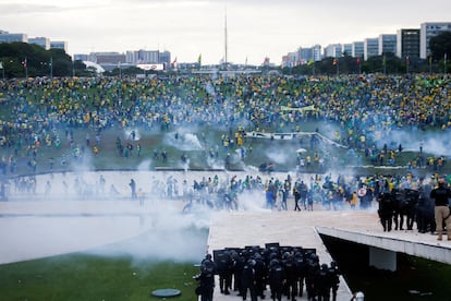 Simpatizantes de Jair Bolsonaro se manifiestan fuera del Congreso Nacional de Brasil el 8 de enero de 2023. 