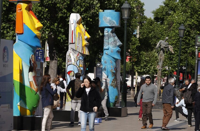  Artistas chilenos transforman moais rapanui en coloridos “embajadores ambientales”