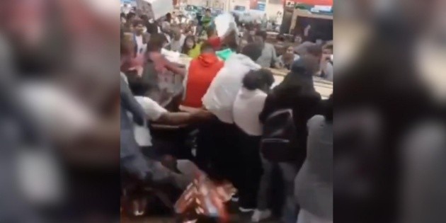  Batalla se desata entre compradores por una pantalla en tienda de Tehuacán