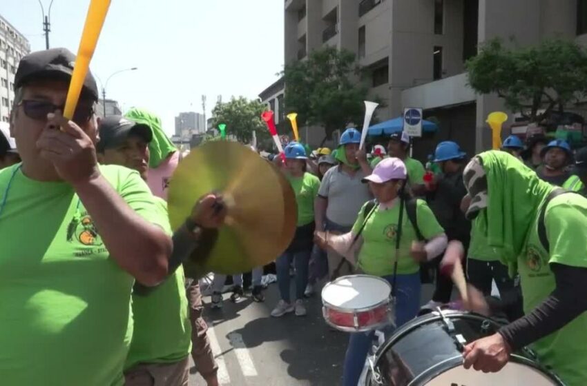  Miles de mineros artesanales completan tercer día de protestas en Perú – Yahoo Noticias