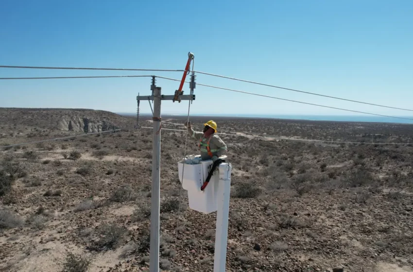  Luz Elena González celebra la electrificación de San Juanico tras 70 años sin electricidad