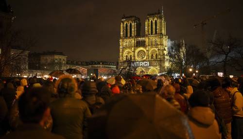  Júbilo en París por la reapertura de su icónica catedral