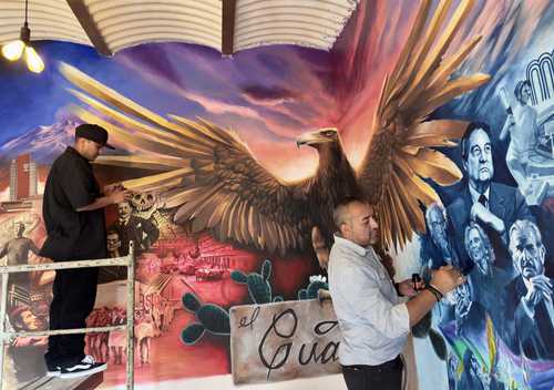  Artistas plasman en un mural la historia moderna de México como un despertar