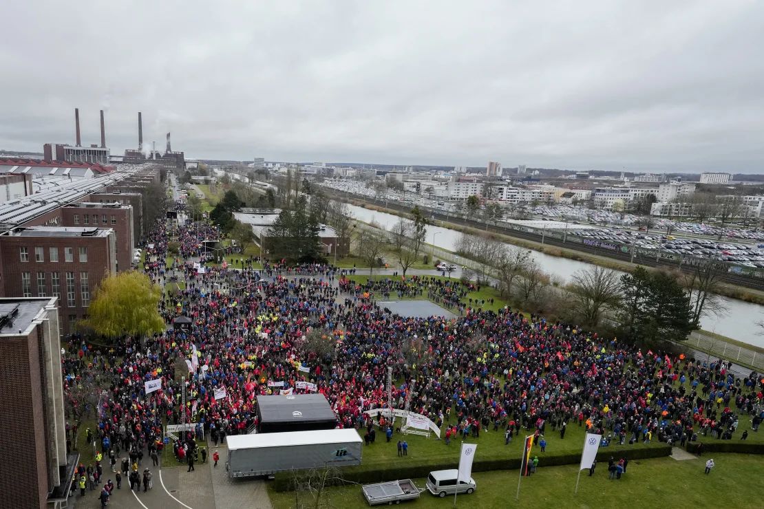 Empleados asisten a una concentración del sindicato metalúrgico frente a la sede del fabricante de automóviles Volkswagen durante una huelga de advertencia en su principal fábrica en Wolfsburg, al norte de Alemania, el 9 de diciembre.