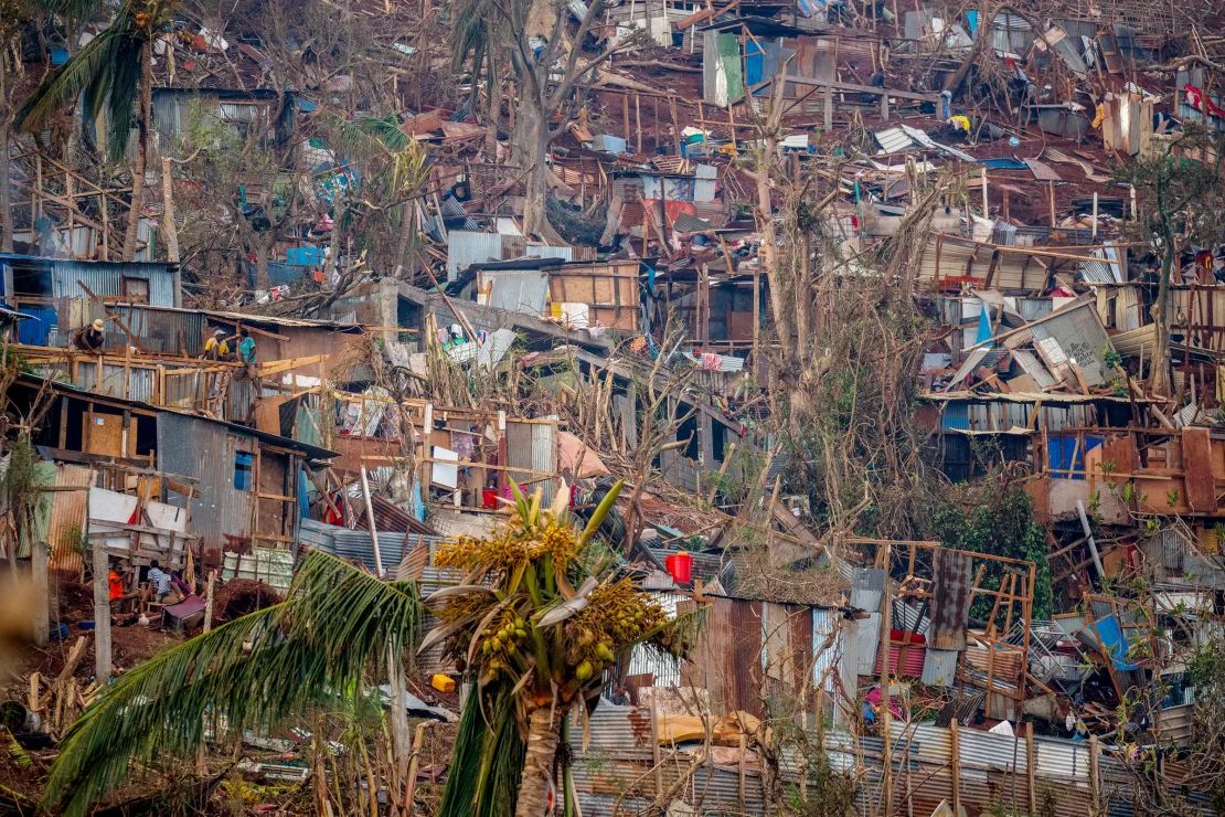 Esta fotografía muestra los daños sufridos por un barrio marginal en el territorio francés de Mayotte, en el océano Índico, el 17 de diciembre de 2024, después de que el ciclón Chido azotara el archipiélago.