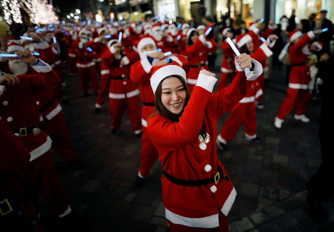 Trabajadores vestidos de Papá Noel desfilan por el distrito comercial Marunouchi de Tokio.