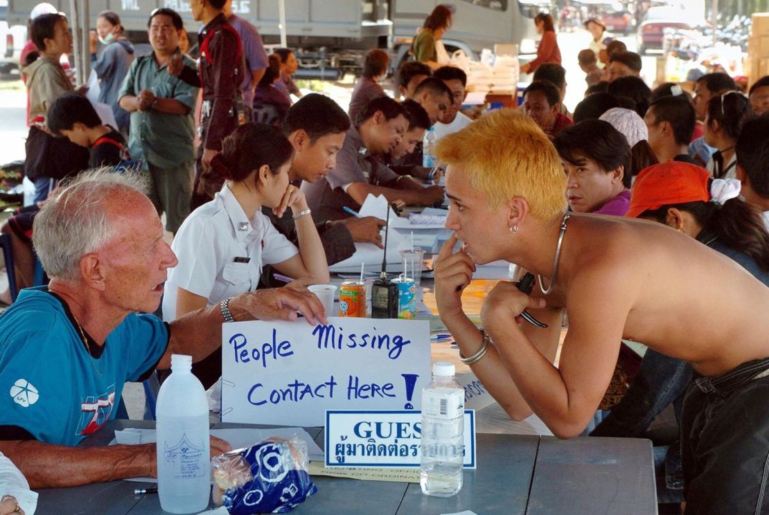 Afuera de un hospital gubernamental en la isla Phuket de Tailandia, voluntarios ayudan a personas que buscan a sus familiares desaparecidos tras el tsunami.