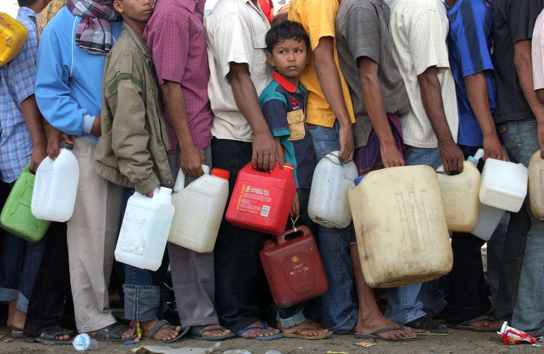 La gente hace cola para comprar gasolina cerca de Banda Aceh, Indonesia, unos días después del tsunami.