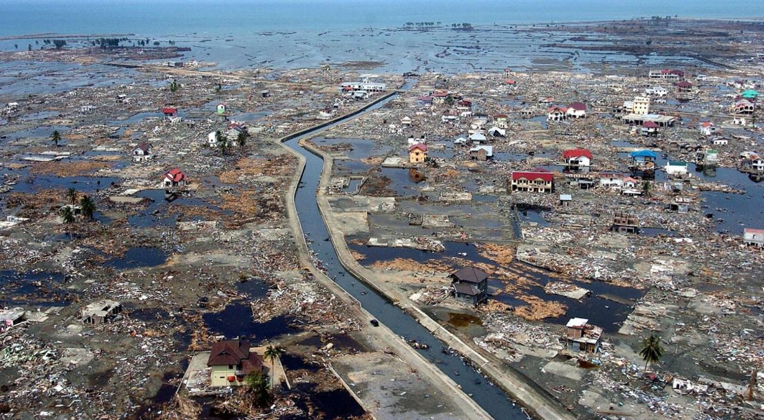 Se observa la devastación en una zona costera de Banda Aceh, Indonesia, casi dos semanas después del tsunami.