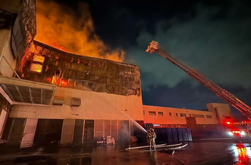  Se incendia fábrica de alimentos en Apodaca; desalojan a 200 trabajadores