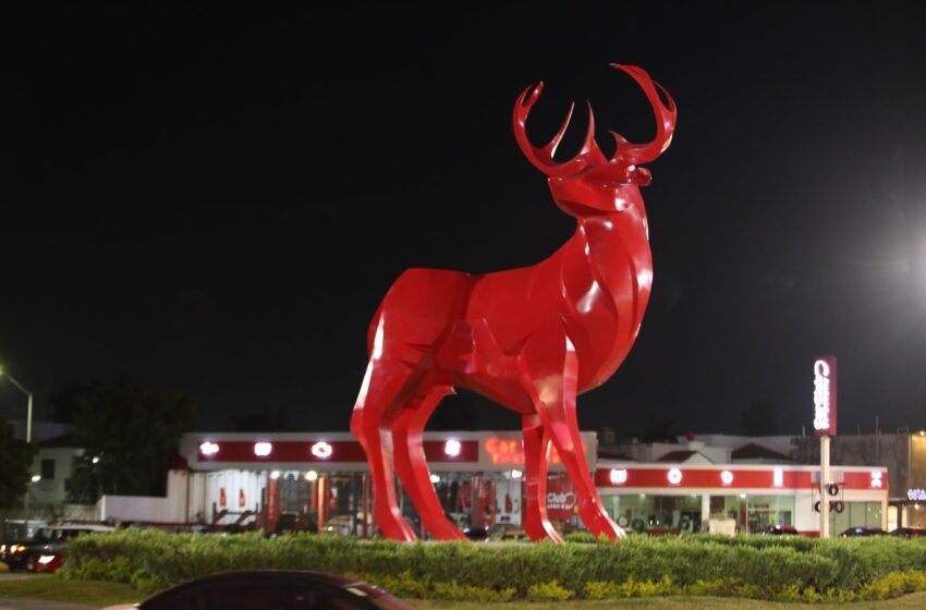  Ilumina Estrella Palacios Monumento El Gran Venado Rojo, “El Gran Orgullo”