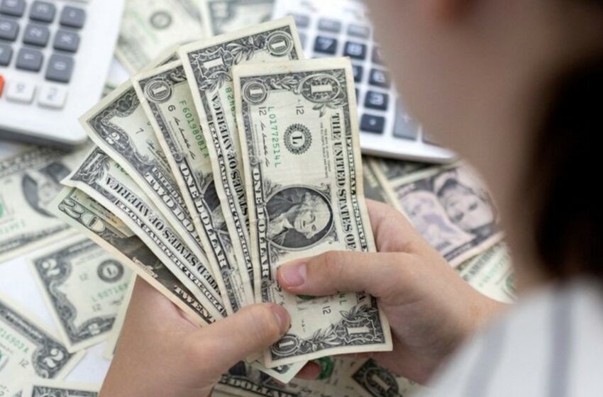  El dólar blue bajó a $ 1.050 y el Banco Central compró US$ 239 millones