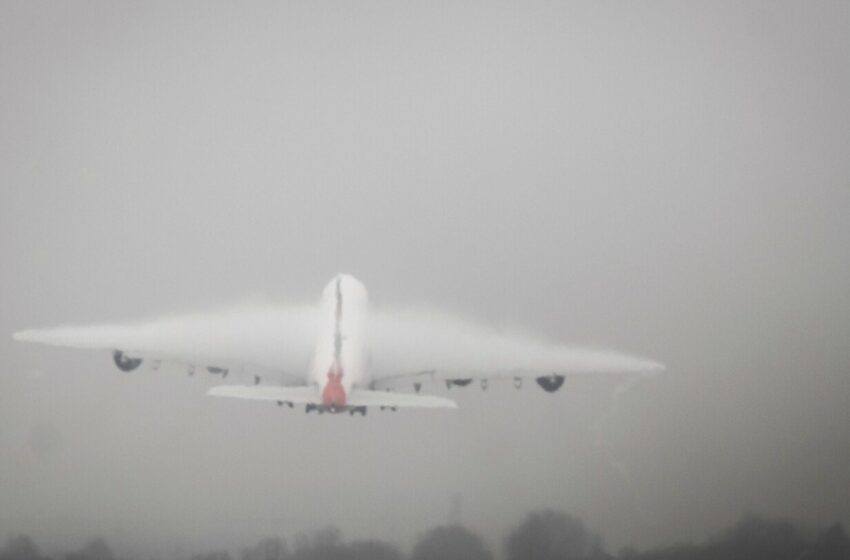  Densa niebla interrumpe vuelos en el fin de semana más concurrido del Reino Unido