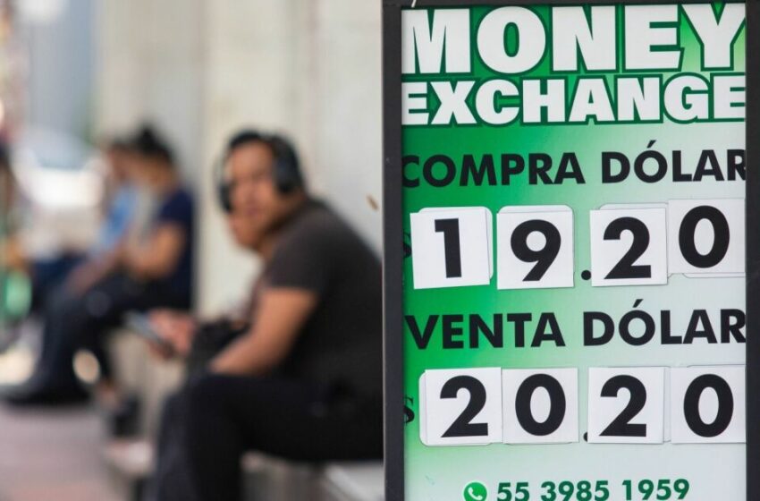  Peso mexicano sube ante descenso global del dólar