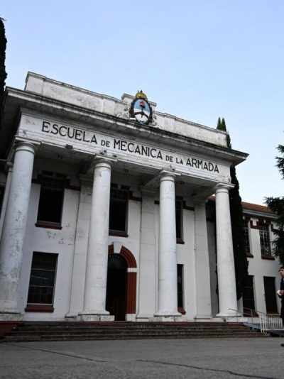 Vista de la entrada al antiguo centro clandestino de detención de la Escuela Naval (ESMA) que funcionó durante la dictadura argentina (1976-1983), el 12 de septiembre de 2023, en Buenos Aires, Argentina. © Luis Robayo / AFP