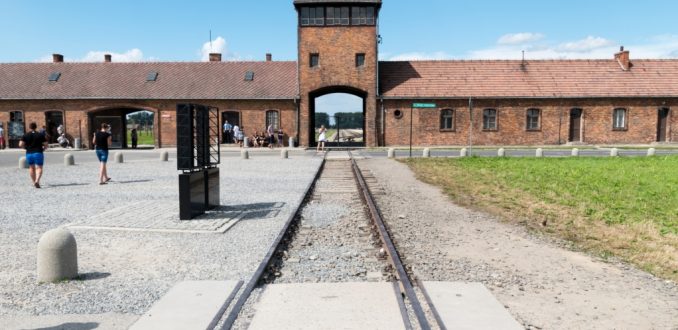  Auschwitz y Esma, de escenarios del horror a santuarios de la Memoria