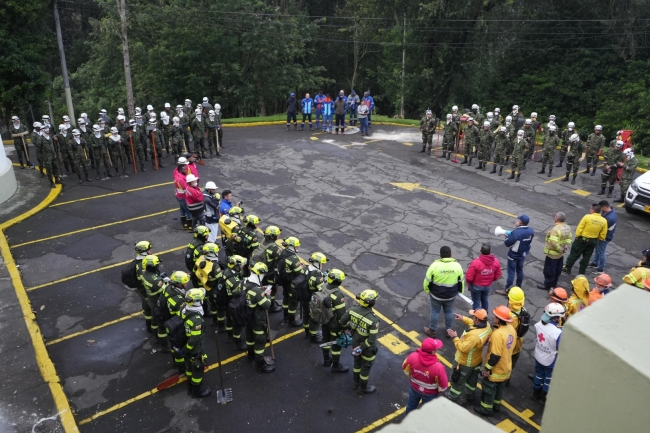  Alcaldía de San Cristóbal y Bomberos Bogotá trabajan sin descanso para controlar el incendio en la zona