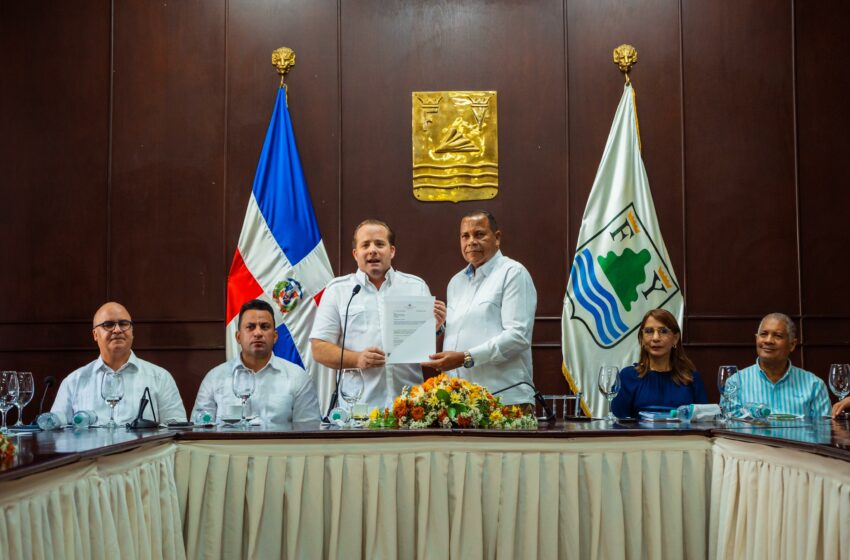  Ministro Paliza entrega 40 millones de pesos a Alcaldía de Puerto Plata para adquisición de …