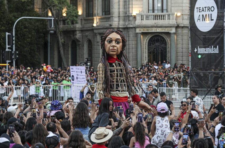  Teatro a Mil 2025: cartelera, programación y el recorrido de la marioneta gigante Amal en Chile