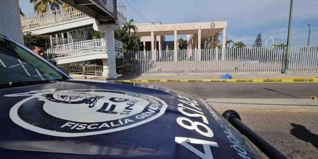  Ejecutan a exjefe policiaco frente al Congreso de Sinaloa y dejan mensaje