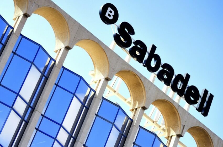  El Banco Sabadell decide devolver su sede a Cataluña