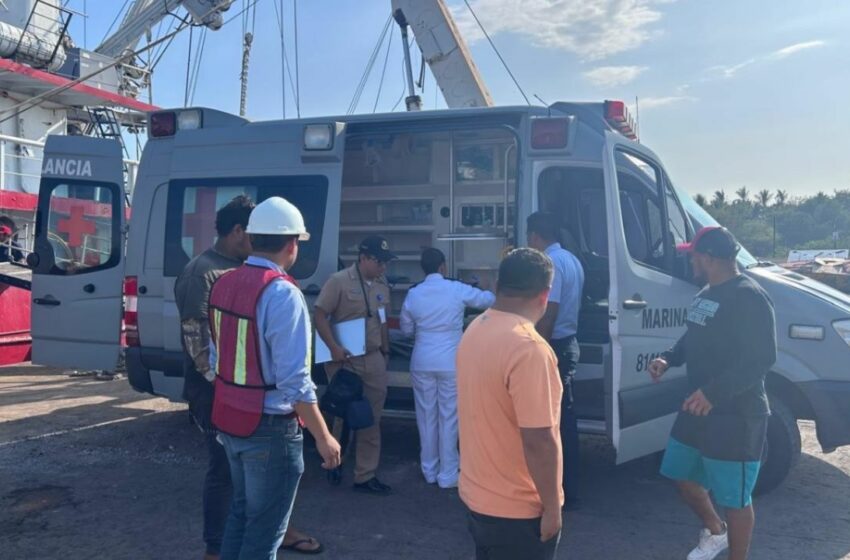  Incendio provoca hundimiento de barco atunero; rescatan a 25 personas en Chiapas