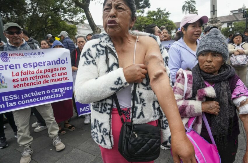  Pacientes renales protestan en Ecuador para exigir al gobierno que pague su deuda a dializadoras