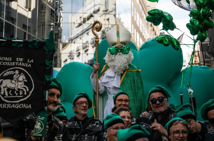  Madrid celebra el Día de San Patricio con un desfile multitudinario teñido de verde y al ritmo de gaitas