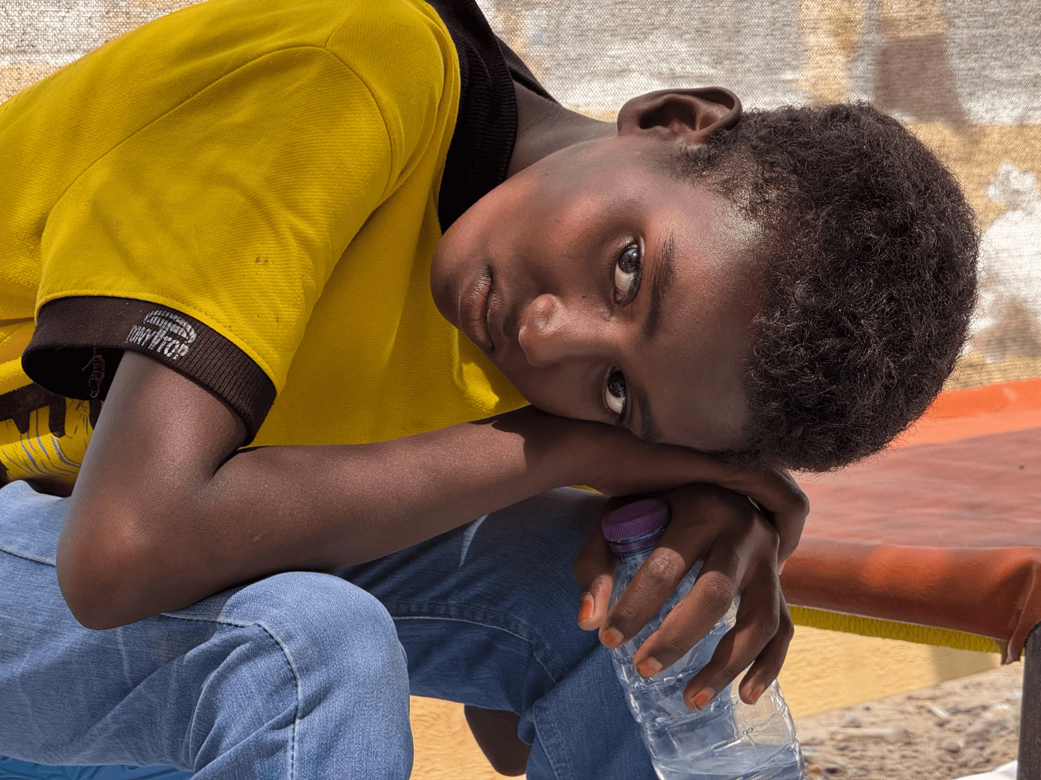 Un paciente joven esperando ser evaluado por un médico en la sala de triaje, en el Centro de Tratamiento del Cólera de Kosti, NIlo Blanco, Sudán. 