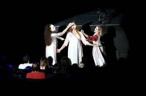  Con su Carmina Burana, La Fura dels Baus generó en el Auditorio un ritual inmersivo