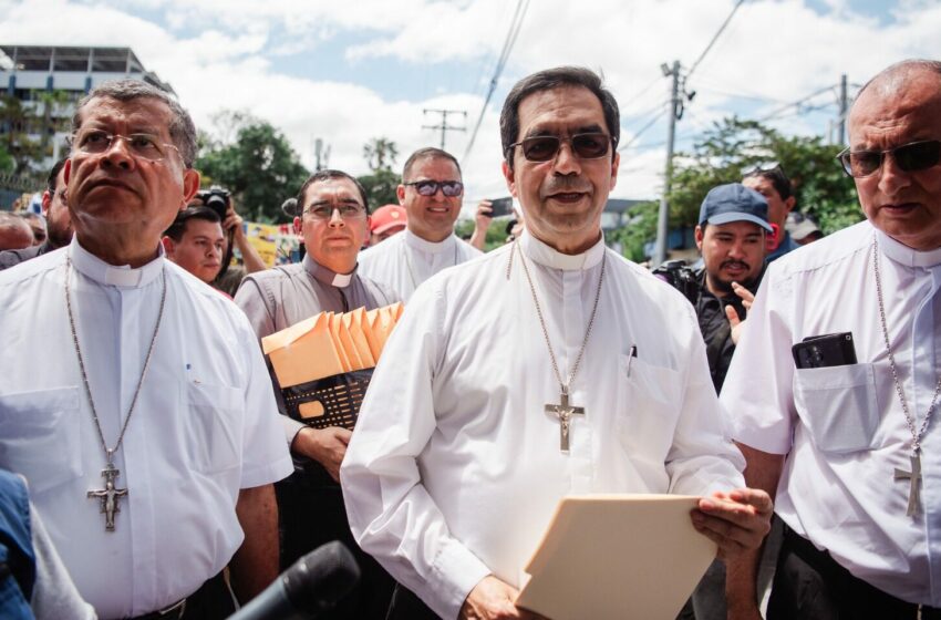  Iglesia Católica, con 150 mil firmas en mano, pide que Asamblea derogue Ley de Minería