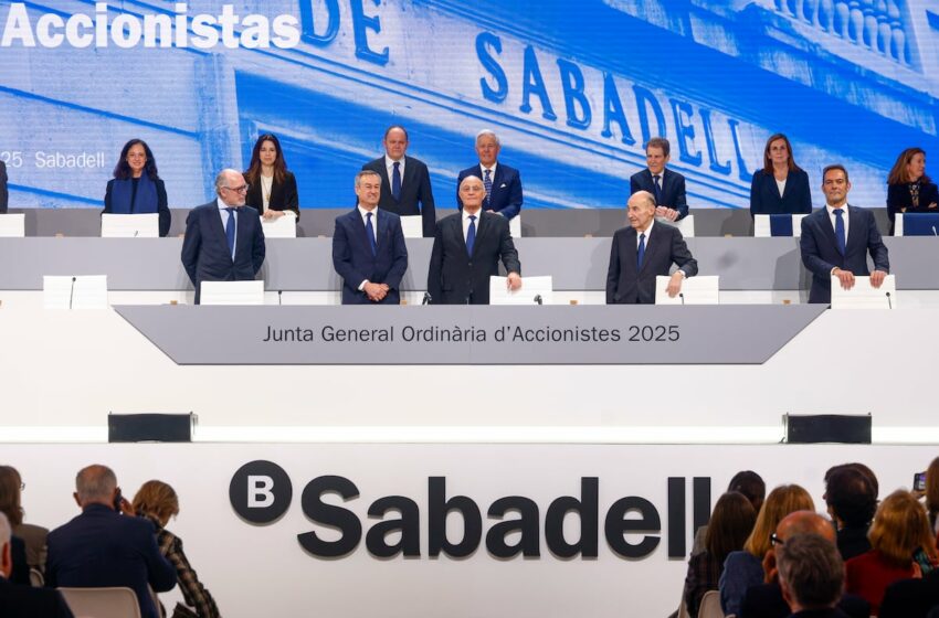  El Banco Sabadell usa la junta del regreso a Cataluña para rearmarse ante el BBVA