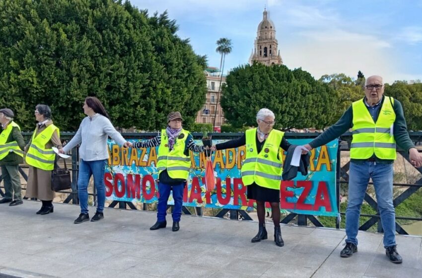  Abrazo a la Tierra para proteger el medio ambiente | ORM – Onda Regional de Murcia