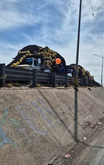  Incidente al transportar red pesquera provoca cierre de vialidad en Mazatlán