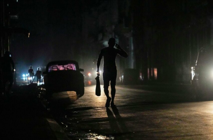  Cuba sufre para solucionar apagón masivo; algunos lugares llevan más de 18 horas sin luz