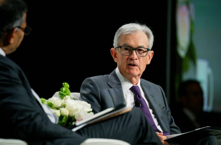 Wall Street cae junto al dólar tras advertencias de la Fed sobre aranceles de Trump