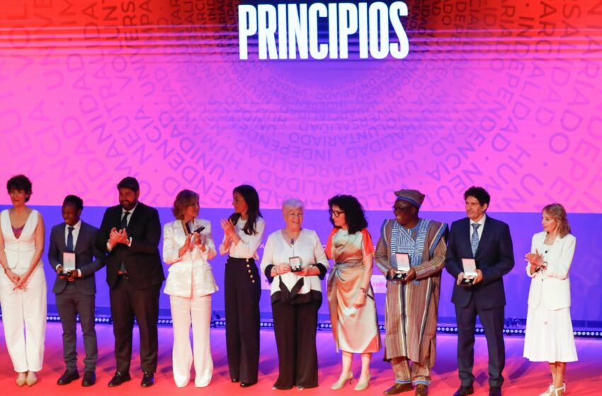 La corresponsal de TVE Almudena Ariza recibe la Medalla de Oro de Cruz Roja