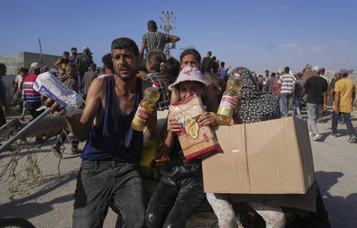 Caótico reparto de víveres entre palestinos en Rafah – La Jornada