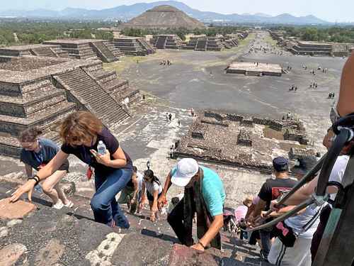 Visitantes de Teotihuacan ya pueden subir a la pirámide de la Luna