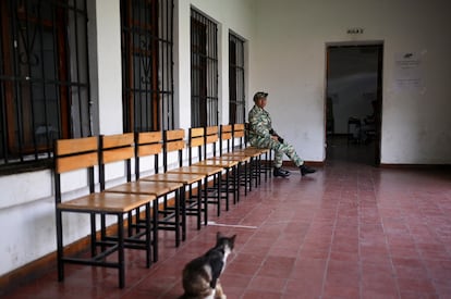 Un miembro de la Guardia Bolivariana vigila un centro de votación.