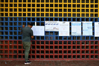 Un hombre consulta las listas en un centro de votación.
