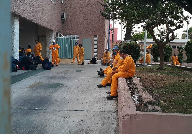 Hasta 12 obreros son bajados diario de plataformas de la Sonda de Campeche por …