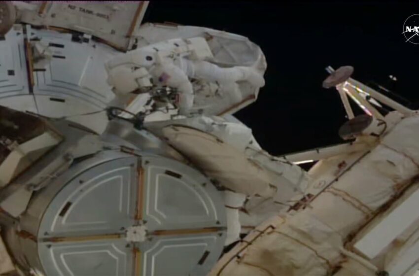 Astronautas de la NASA realizan quinta caminata espacial exclusivamente femenina