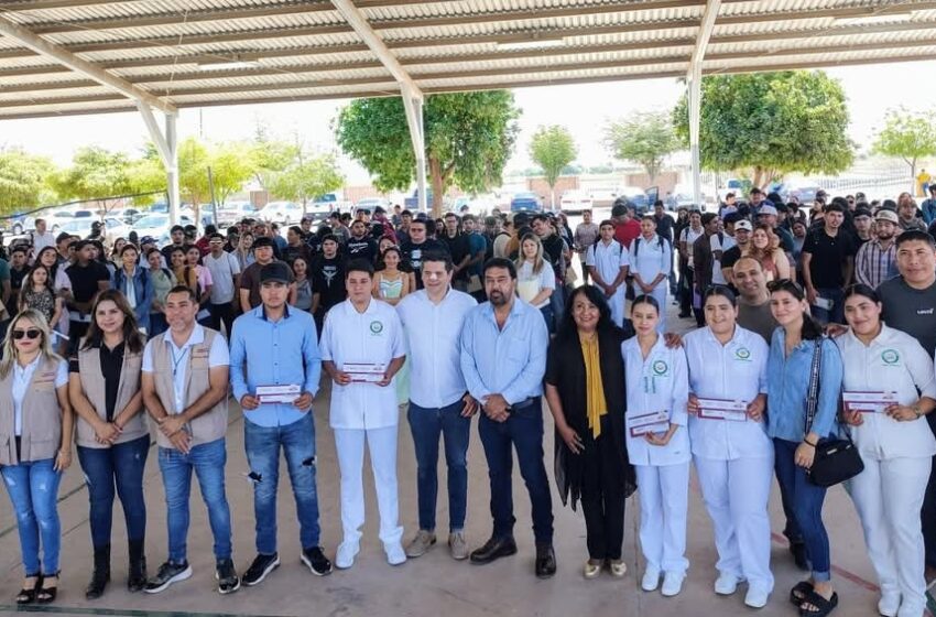 Entrega Gobierno de Sonora más de 500 becas al alumnado de la UTEtchojoa